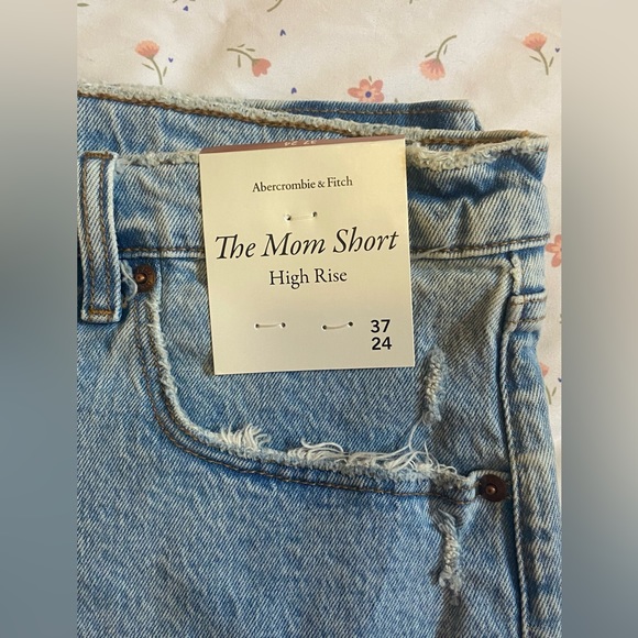 NWT Abercrombie and Fitch- High Rise Mom Short- Size 37/24 - Picture 4 of 10